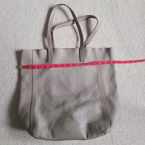 Cuyana Classic Unstructured Leather Pebbled Tote Purse Taupe Minimalist Everyday - Picture 12 of 12